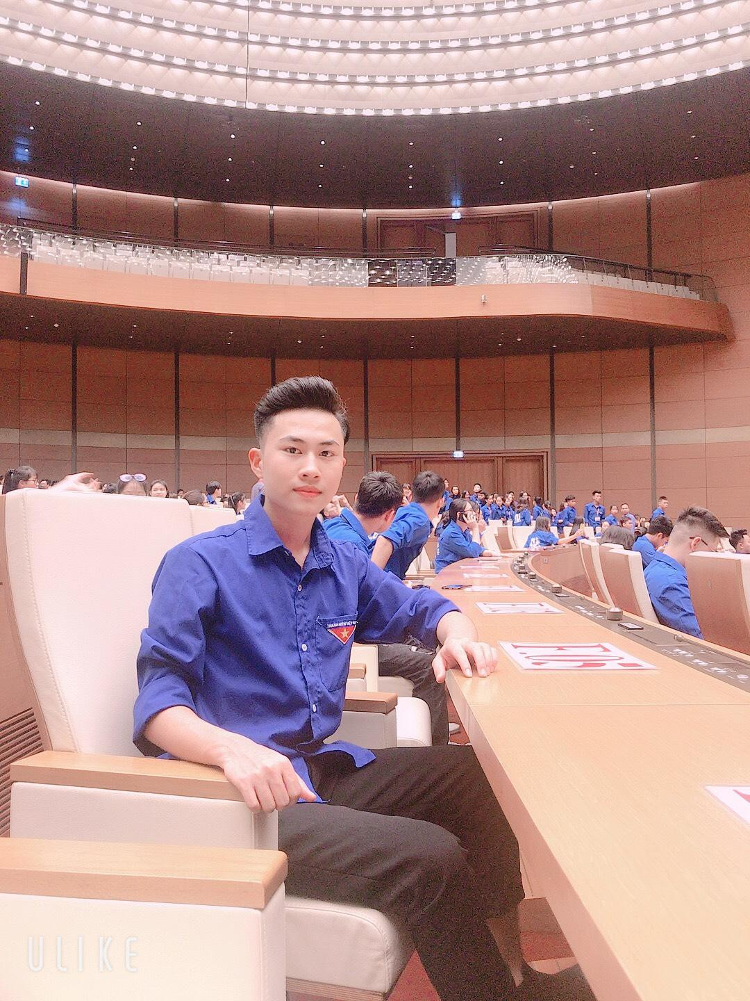 Trần Gia Hiếu - SV tốt nghiệp loại giỏi ngành Quản lý Nhà nước, Học viện Hành chính Quốc gia. Trần Gia Hiếu - SV tốt nghiệp loại giỏi ngành Quản lý Nhà nước, Học viện Hành chính Quốc gia.