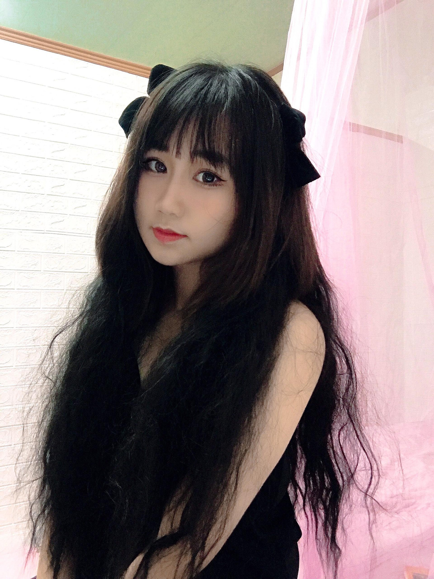 Cô được cả lớp bầu chọn tham gia cuộc thi Nữ sinh thanh lịch do trường tổ chức.