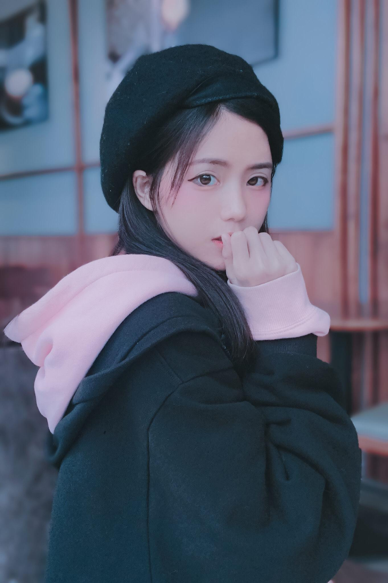 Yugi xinh đẹp trong trang phục ngày thường. Yugi xinh đẹp trong trang phục ngày thường.