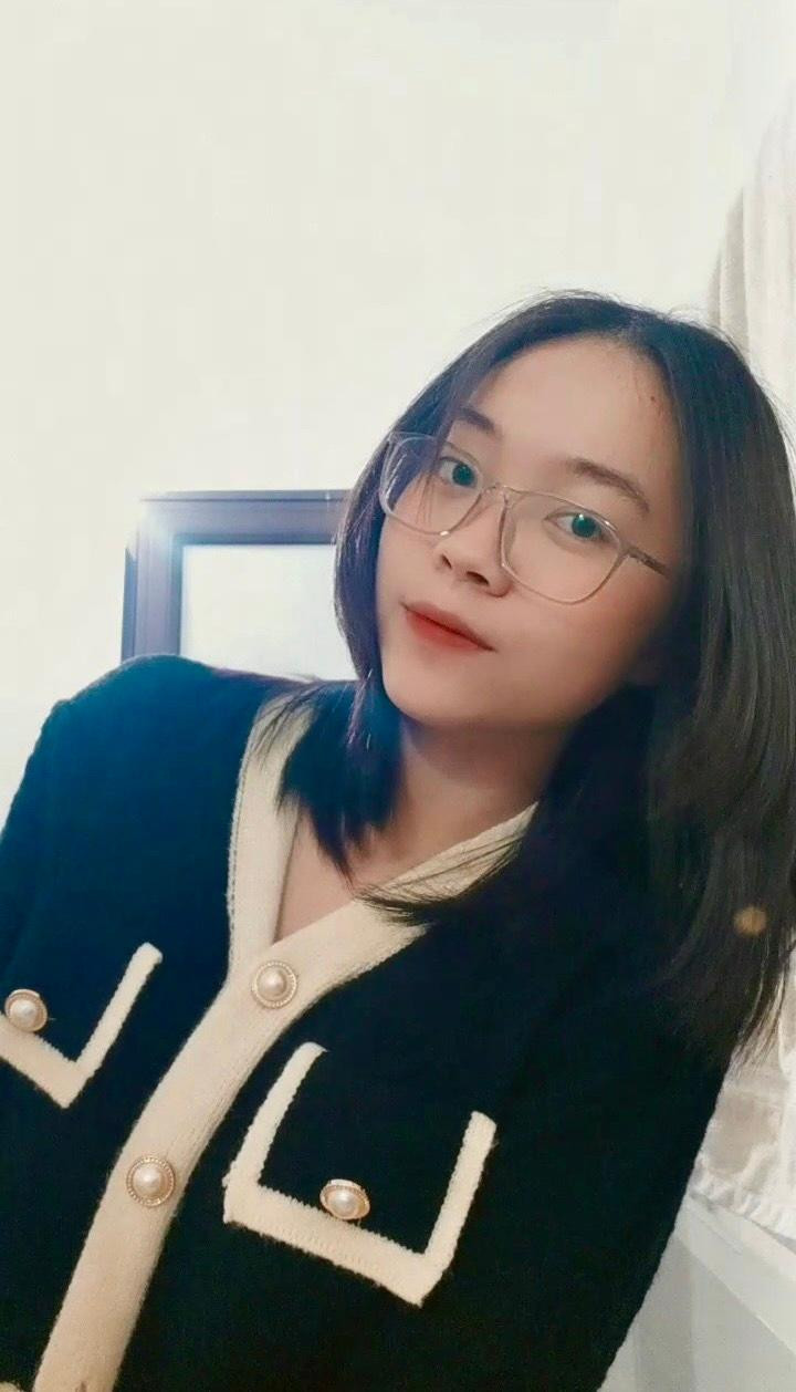 Linh Chi - sinh viên năm ba, ĐH Kinh tế Quốc dân. Linh Chi - sinh viên năm ba, ĐH Kinh tế Quốc dân.