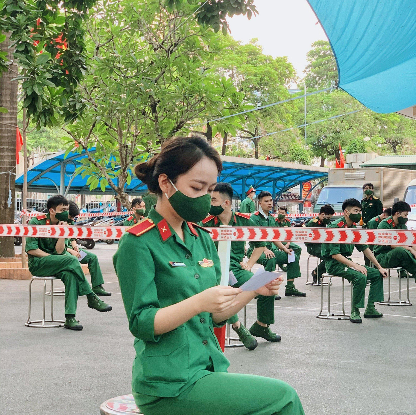 Nguyễn Diệu Khánh Ly chia sẻ “Từ khi dịch bệnh quay trở lại, các sinh viên trường mình hầu như không được ra ngoài. Việc bỏ phiếu được diễn ra ngay tại trường.”