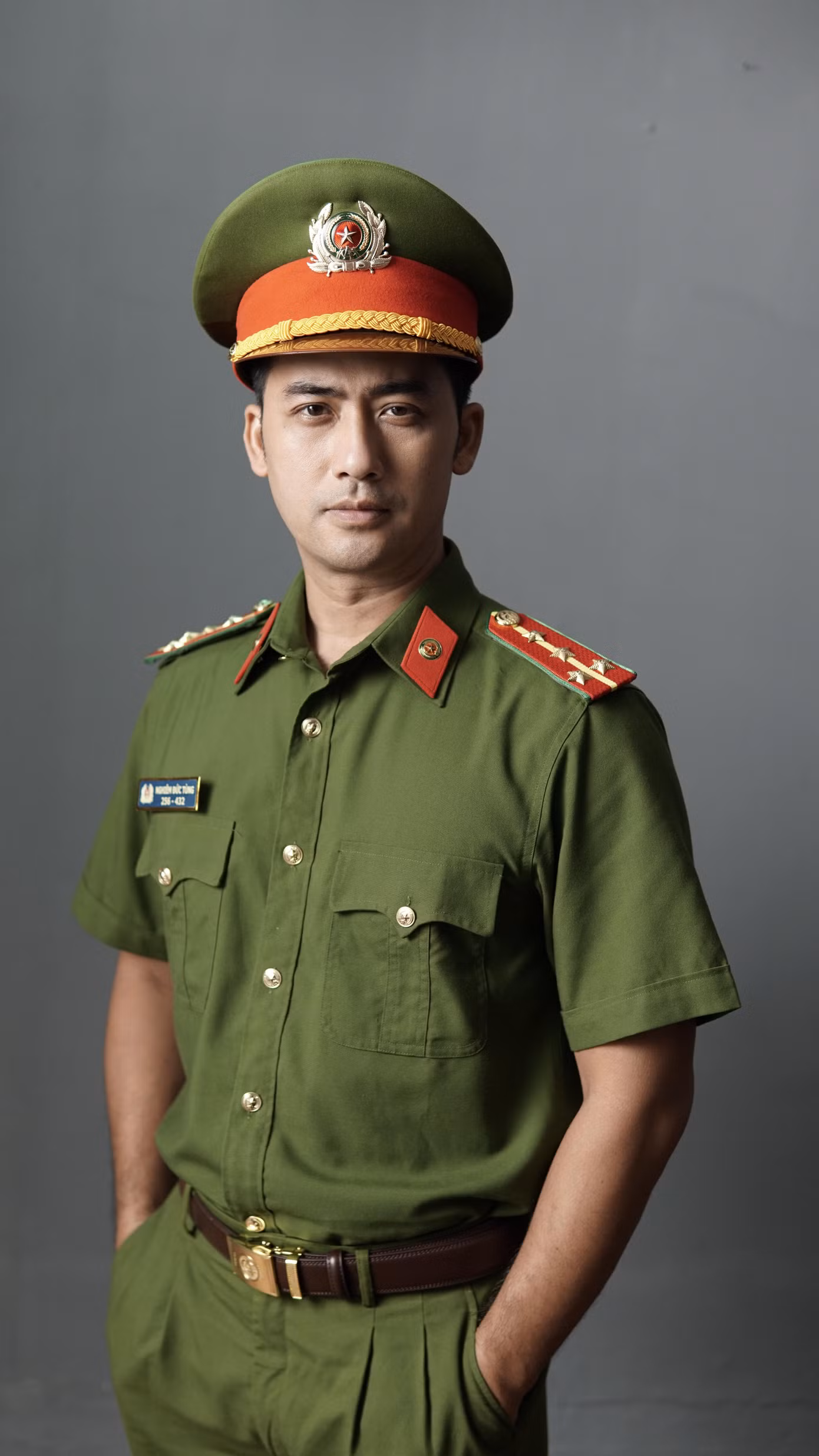 Bảo Anh vào vai một đội trưởng đội điều tra cương nghị, quyết đoán và quả cảm.