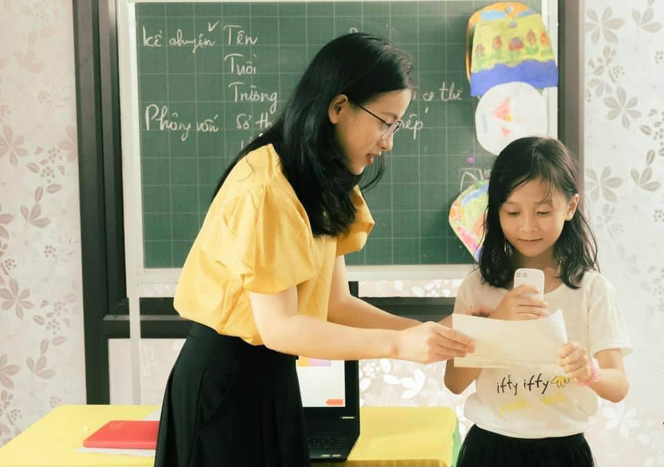 Cẩm Ly với vai trò giảng dạy, đào tạo MC nhí. Cẩm Ly với vai trò giảng dạy, đào tạo MC nhí.