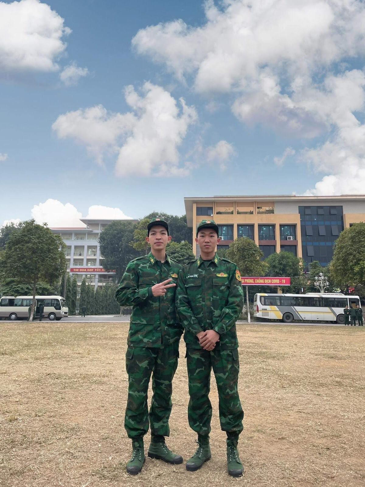 Đỗ Trọng Tuyển (bên phải) cùng đồng đội chuẩn bị vào chống dịch tại biên giới Tây Ninh. Ảnh: Nhân vật cung cấp. Đỗ Trọng Tuyển (bên phải) cùng đồng đội chuẩn bị vào chống dịch tại biên giới Tây Ninh. Ảnh: Nhân vật cung cấp.