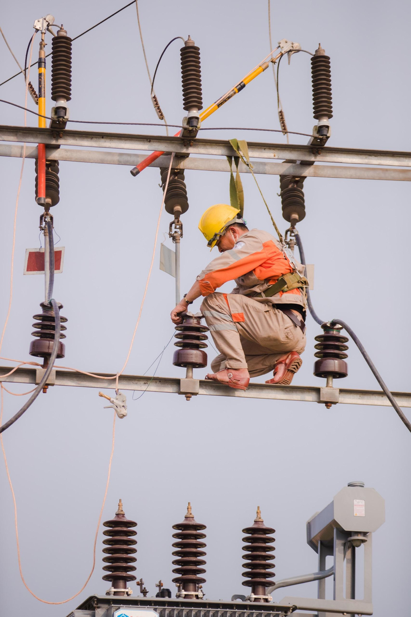 Khoảnh khắc làm việc vất vả, hiểm nguy của người thợ điện lực.