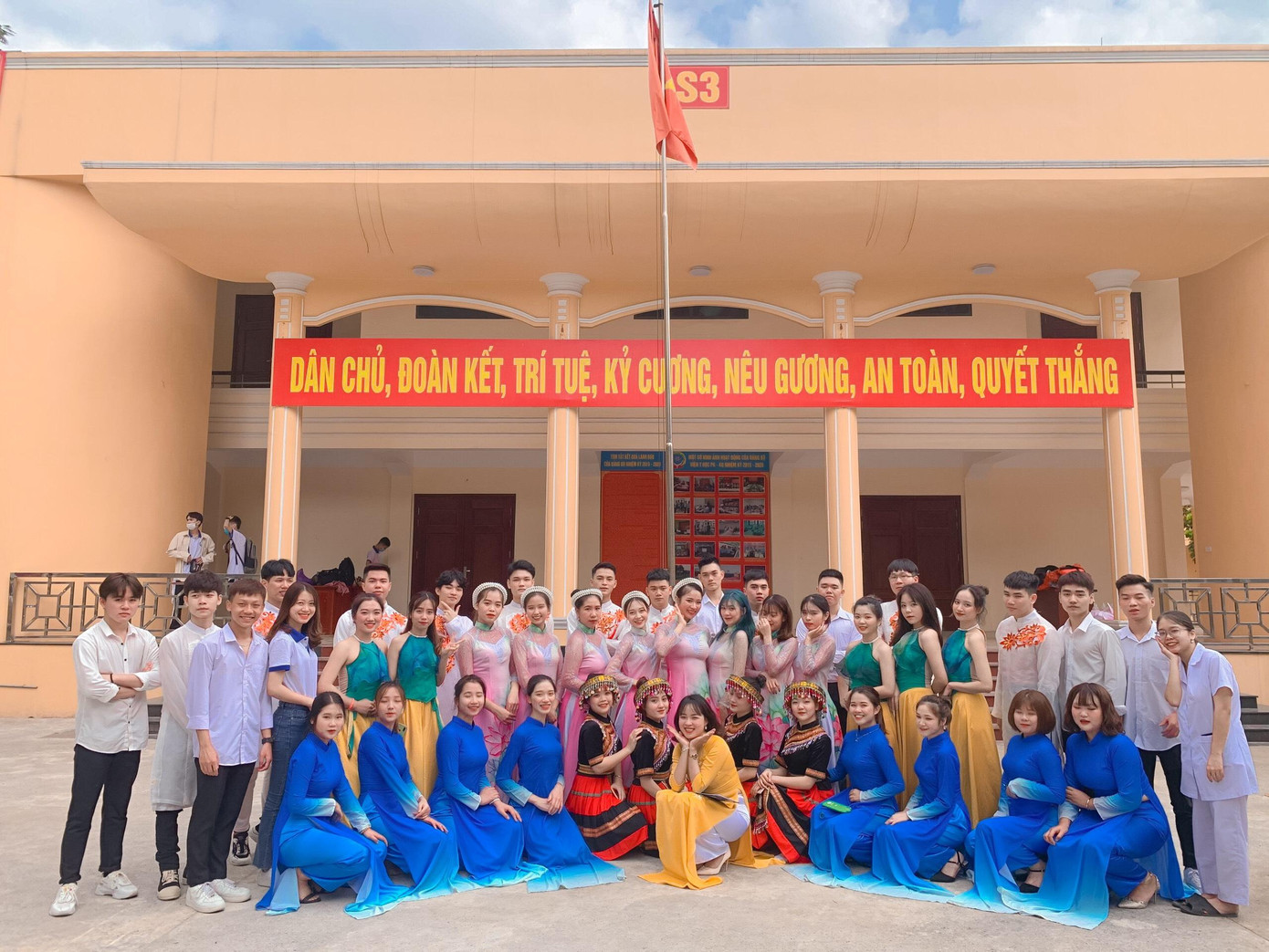 Linh rất năng nổ trong hoạt động văn nghệ của lớp, của trường