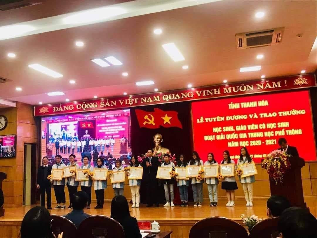 Lê Đức Chung trong buổi lễ tuyên dương và trao thưởng học sinh, giáo viên có học sinh đoạt giải quốc gia (đứng thứ 6 từ phía bên phải).