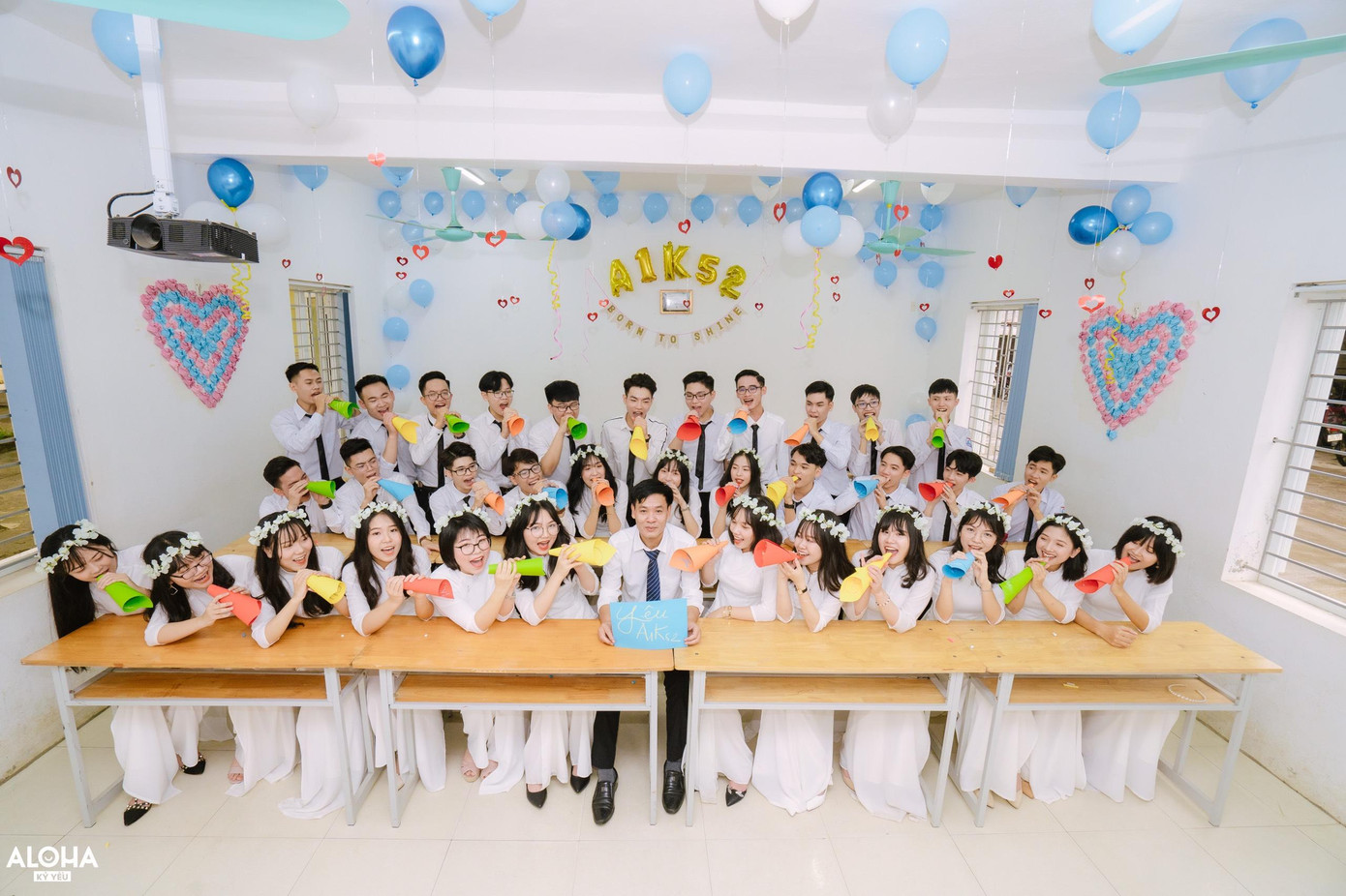 Thu Phương cùng cả lớp 12A, trường THPT Nho Quan B chụp hình cùng thầy giáo chủ nhiệm. Thu Phương cùng cả lớp 12A, trường THPT Nho Quan B chụp hình cùng thầy giáo chủ nhiệm.