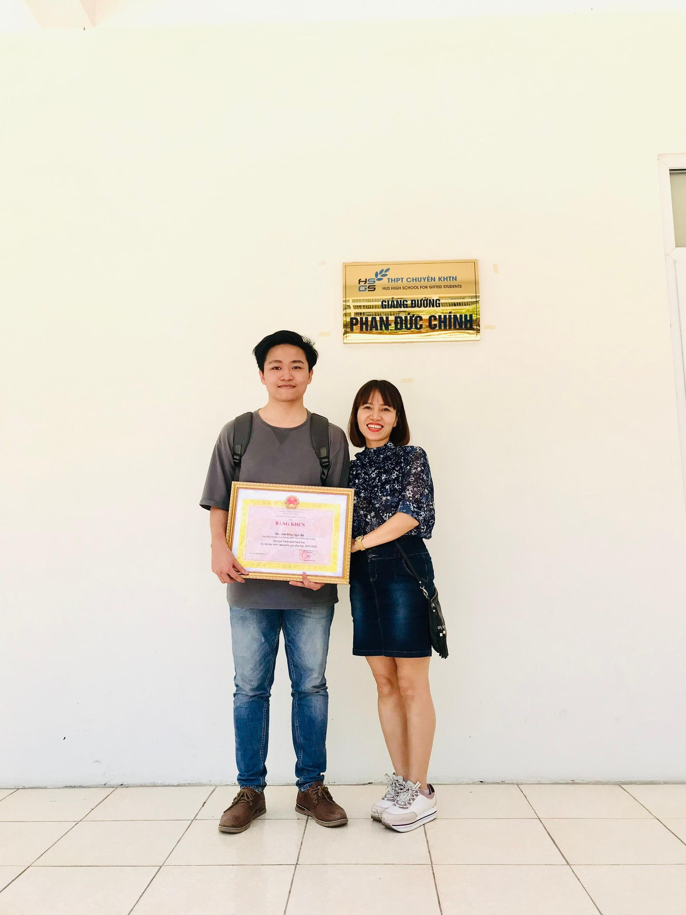 Hình ảnh Hà và mẹ: "Mình biết ơn vì bố mẹ luôn ủng hộ và tạo điều kiện để hai anh em mình được học tập, tiếp cận với tri thức" Hình ảnh Hà và mẹ: "Mình biết ơn vì bố mẹ luôn ủng hộ và tạo điều kiện để hai anh em mình được học tập, tiếp cận với tri thức"