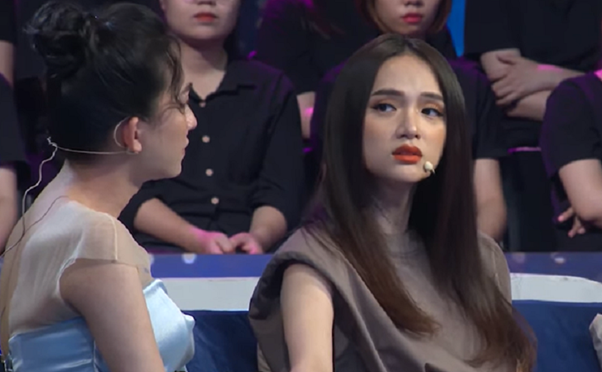 Hoa hậu chuyển giới Hương Giang và cô gái Hà An trong chương trình Người ấy là ai. Hoa hậu chuyển giới Hương Giang và cô gái Hà An trong chương trình Người ấy là ai.