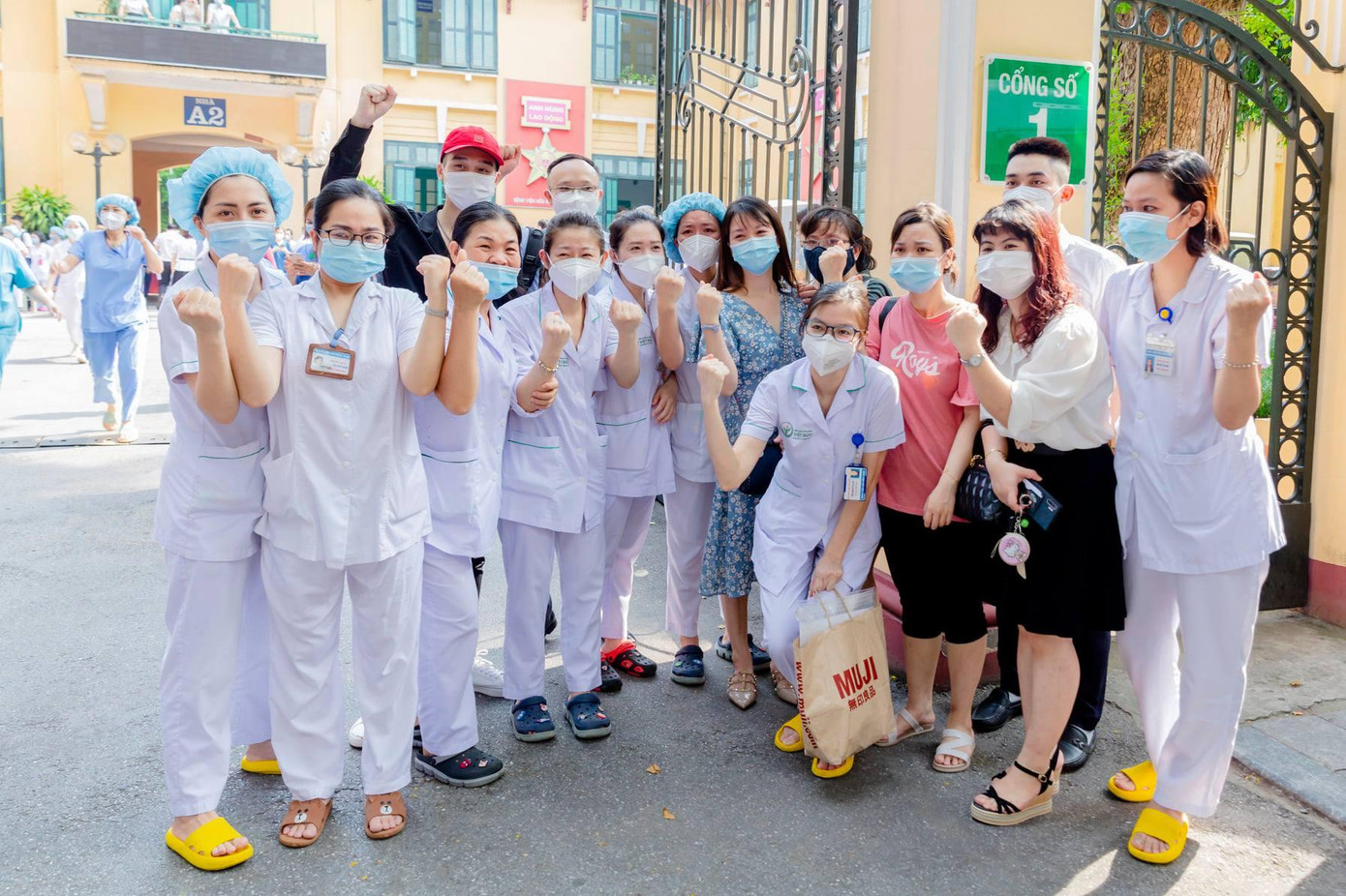 Các nữ y bác sĩ Bệnh viện Hữu Nghị Việt Đức sẵn sàng lên đường vào Nam chống dịch.