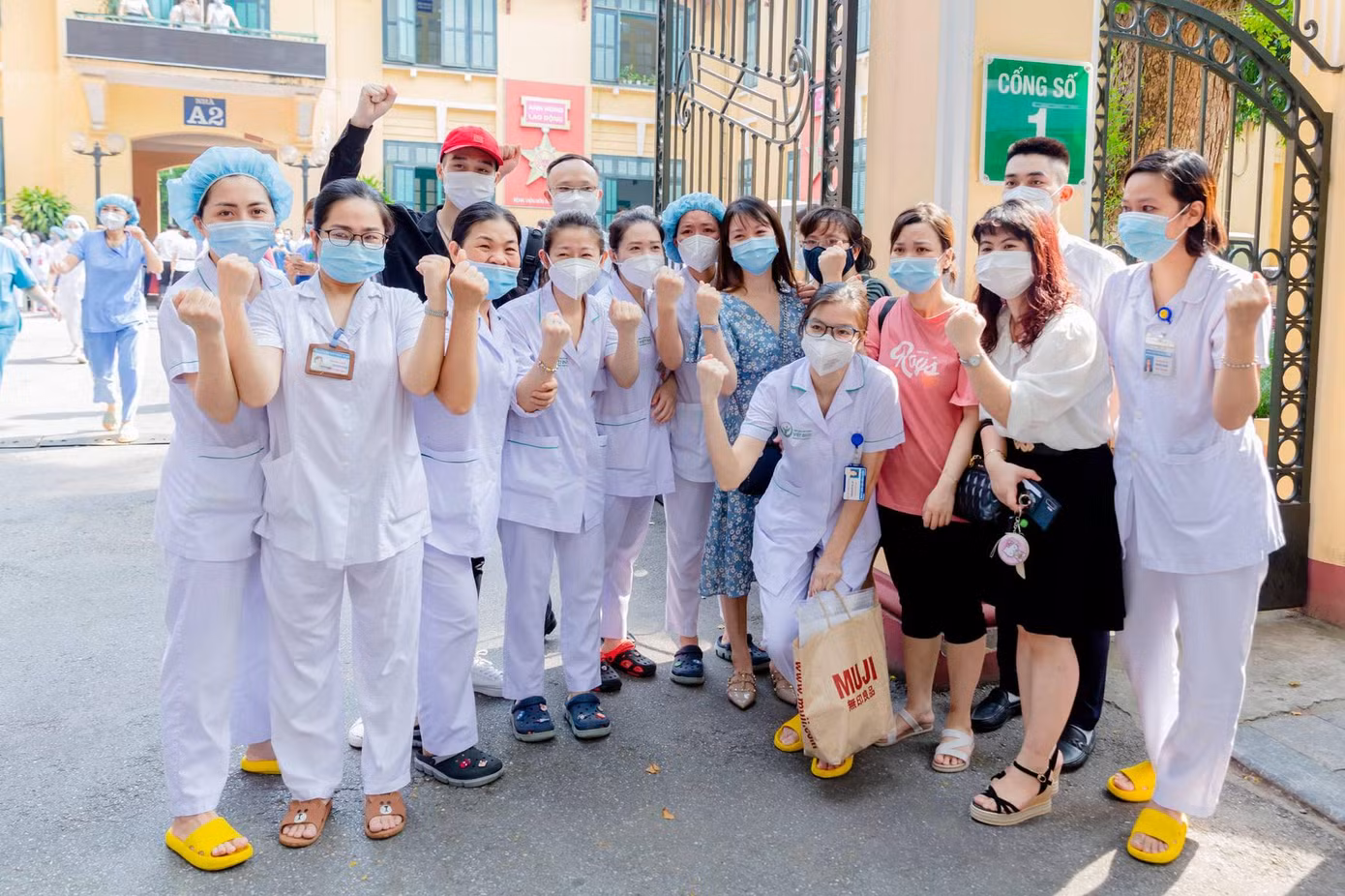 Các nữ y bác sĩ Bệnh viện Hữu Nghị Việt Đức sẵn sàng lên đường vào Nam chống dịch.