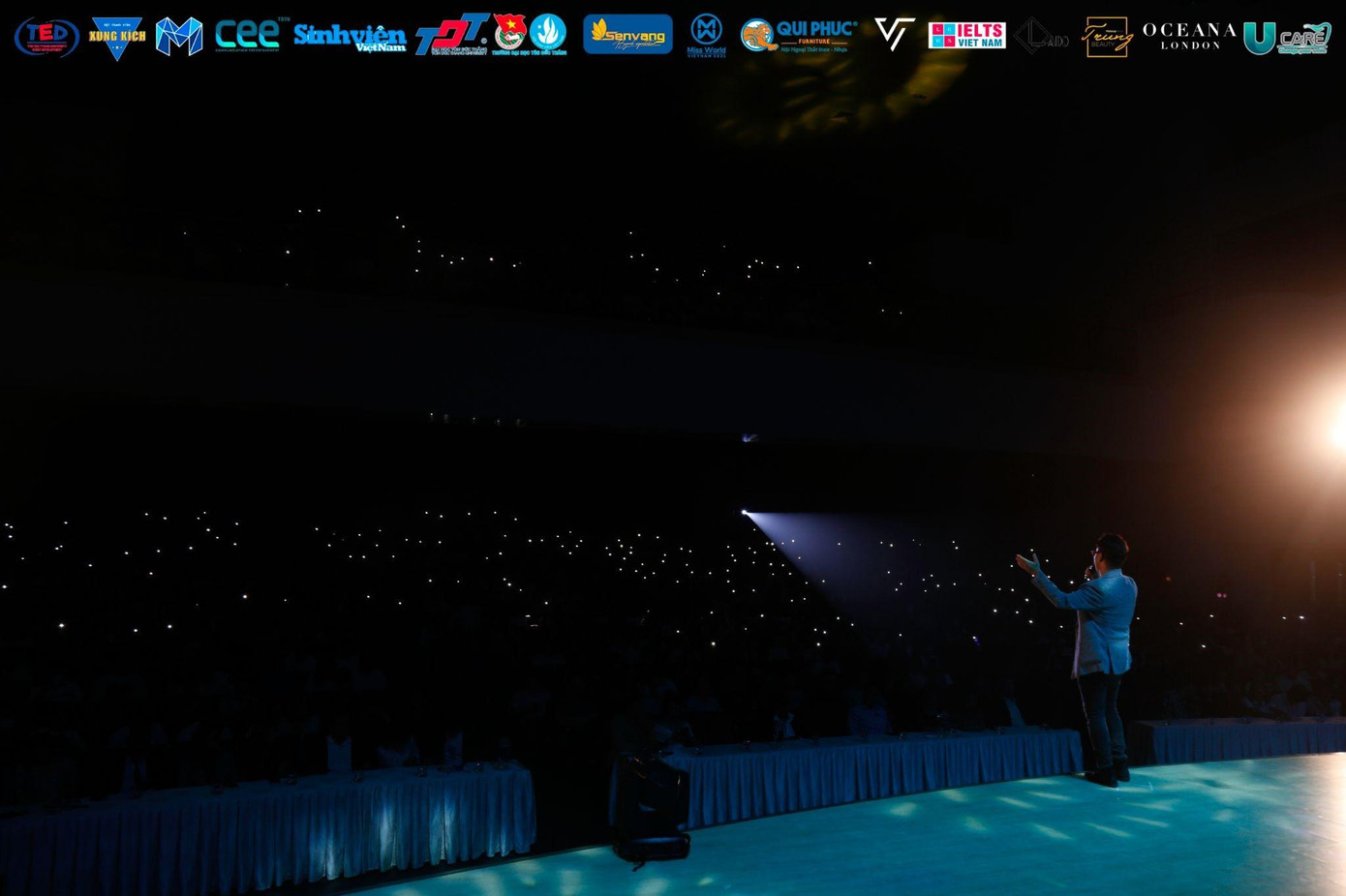 Hội trường 2A Đại học Tôn Đức Thắng lung linh với ánh đèn của khán giả tại đêm Chung kết cuộc thi Hội trường 2A Đại học Tôn Đức Thắng lung linh với ánh đèn của khán giả tại đêm Chung kết cuộc thi