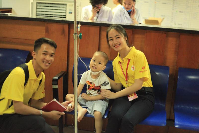 Các em bệnh nhi chính là động lực to lớn để anh Quân vượt qua khó khăn. (Ảnh: NVCC) Các em bệnh nhi chính là động lực to lớn để anh Quân vượt qua khó khăn. (Ảnh: NVCC)