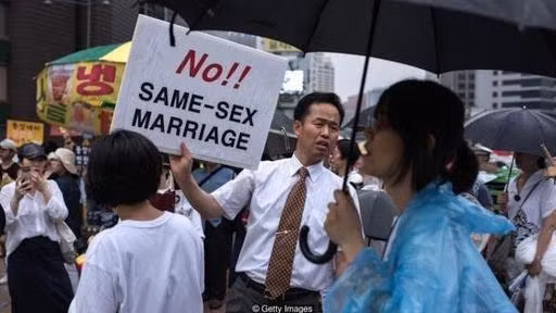 Định kiến về LGBT+ vẫn luôn tồn tại (Ảnh: BBC).