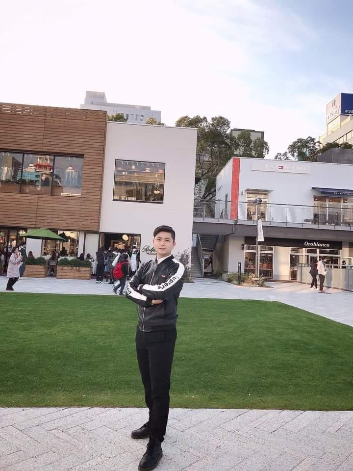 Dù còn trẻ nhưng những sáng tác của Xuân Long đều thể hiện sự chín chắn, từng trải hiếm thấy ở những bạn trẻ đồng trang lứa. Dù còn trẻ nhưng những sáng tác của Xuân Long đều thể hiện sự chín chắn, từng trải hiếm thấy ở những bạn trẻ đồng trang lứa.