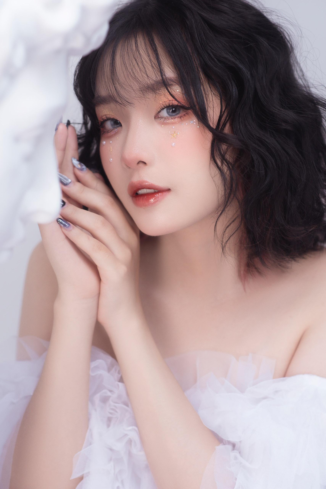 Quỳnh Trang bị cười nhạo và "ném đá" chỉ vì trông ngứa mắt. Quỳnh Trang bị cười nhạo và "ném đá" chỉ vì trông ngứa mắt.