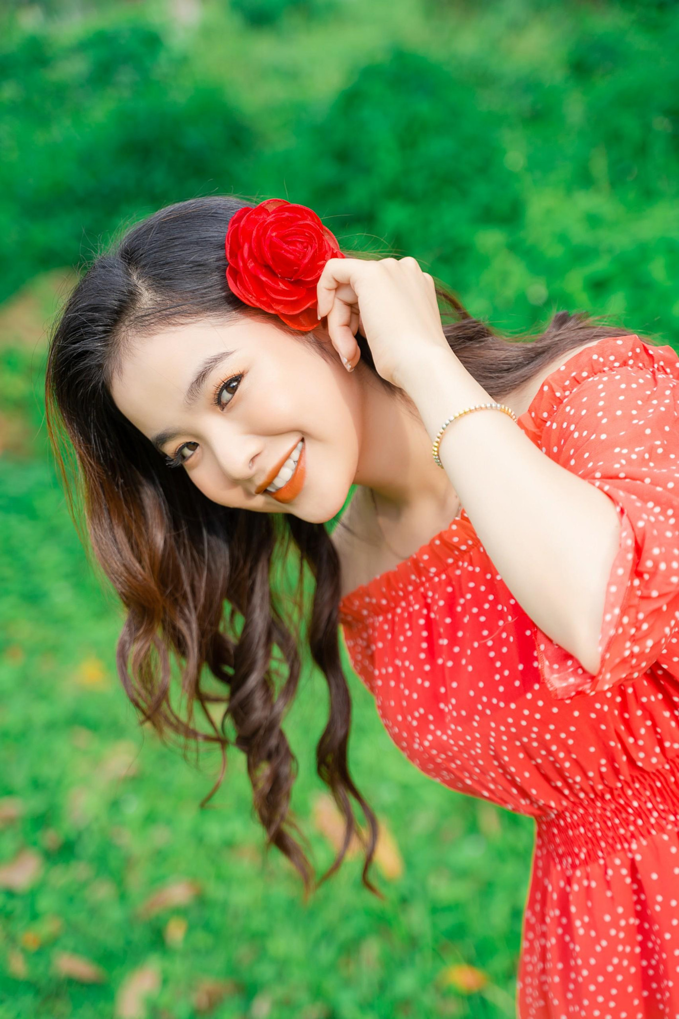 Cô rực rỡ như 1 bông hồng hiện hữu giữa thảm cỏ xanh. Cô rực rỡ như 1 bông hồng hiện hữu giữa thảm cỏ xanh.