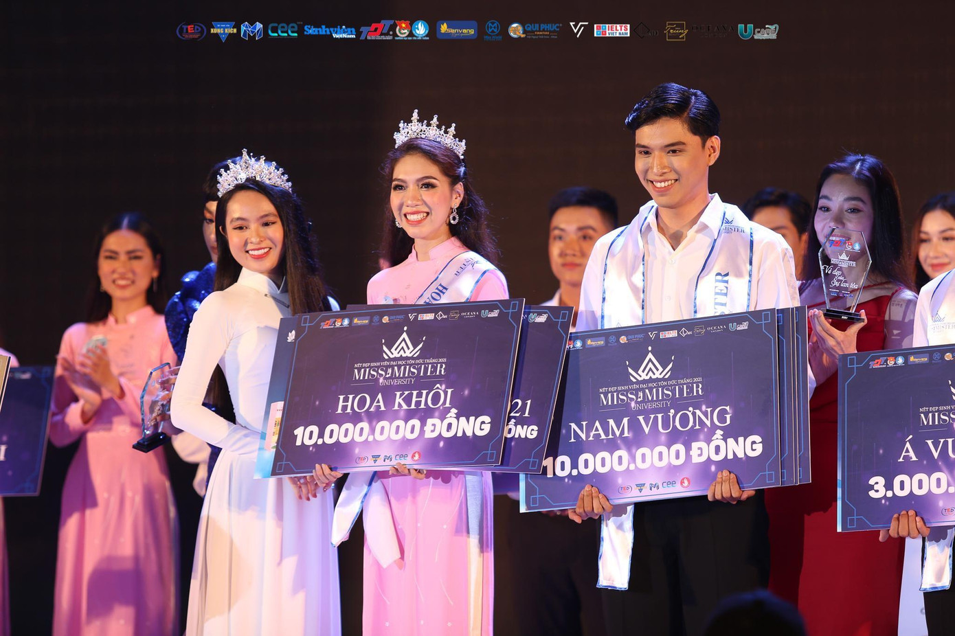 Chủ nhân của hai ngôi vị cao nhất là Hoa khôi - Nguyễn Huỳnh Thư (trái) và Nam Vương - Trương Bảo Long (phải) Chủ nhân của hai ngôi vị cao nhất là Hoa khôi - Nguyễn Huỳnh Thư (trái) và Nam Vương - Trương Bảo Long (phải)