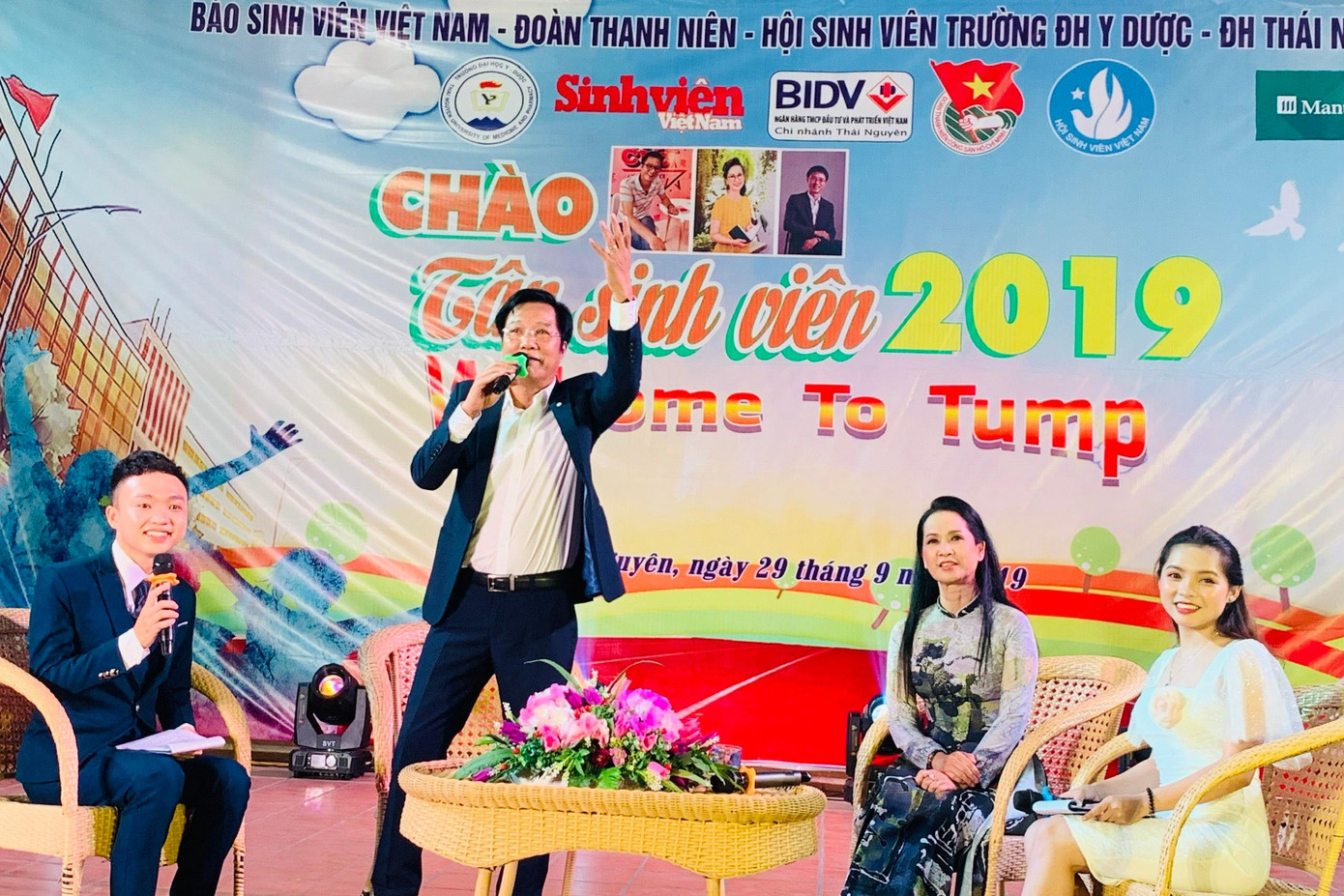 NSND Trọng Trinh và NSND Lan Hương tại chương trình Chào Tân sinh viên năm 2019 tại Thái Nguyên.