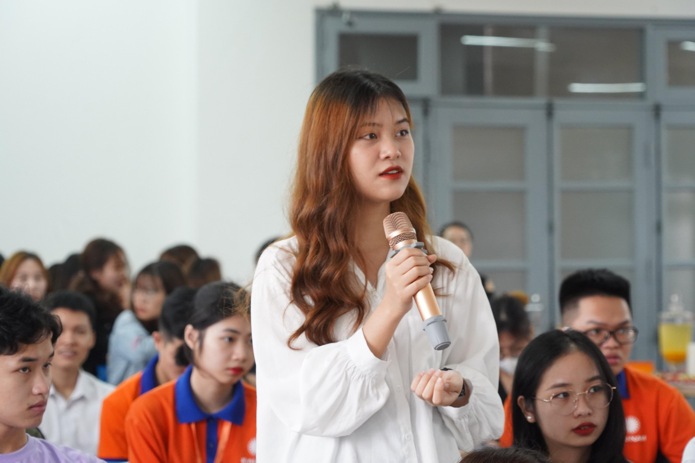 Sinh viên tích cực đặt các câu hỏi liên quan đến tài chính, cách quản lý tài chính thông minh Sinh viên tích cực đặt các câu hỏi liên quan đến tài chính, cách quản lý tài chính thông minh