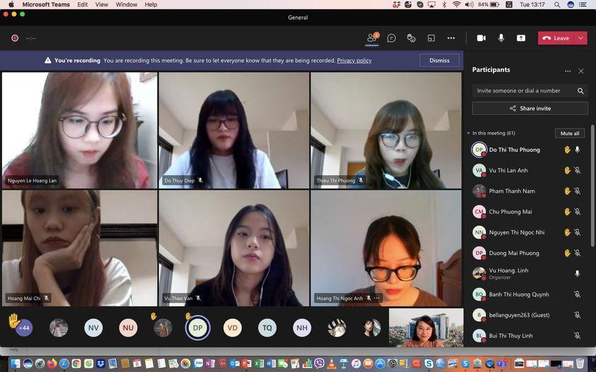 Giảng viên Hoàng Linh dạy học trực tuyến. Giảng viên Hoàng Linh dạy học trực tuyến.