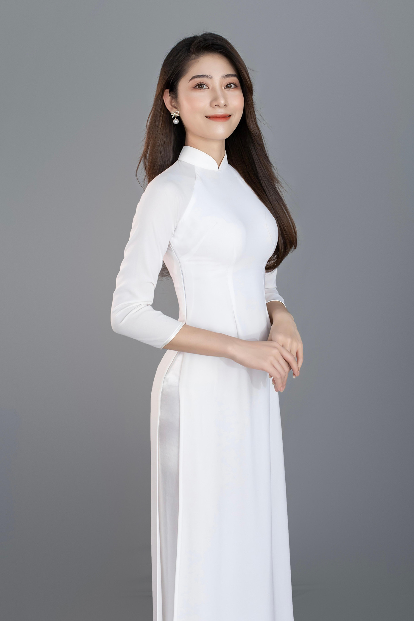 Á khôi Hutech duyên dáng trong chiếc áo dài truyền thống. Á khôi Hutech duyên dáng trong chiếc áo dài truyền thống.