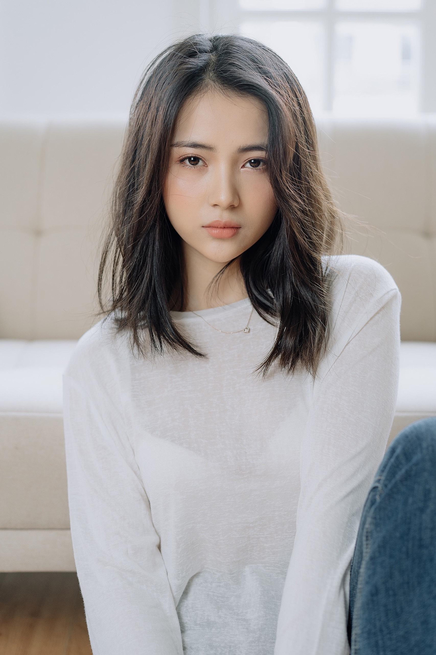 Cô gái sinh năm 2000 có biểu cảm gương mặt và thần thái vô cùng cuốn hút. Cô gái sinh năm 2000 có biểu cảm gương mặt và thần thái vô cùng cuốn hút.