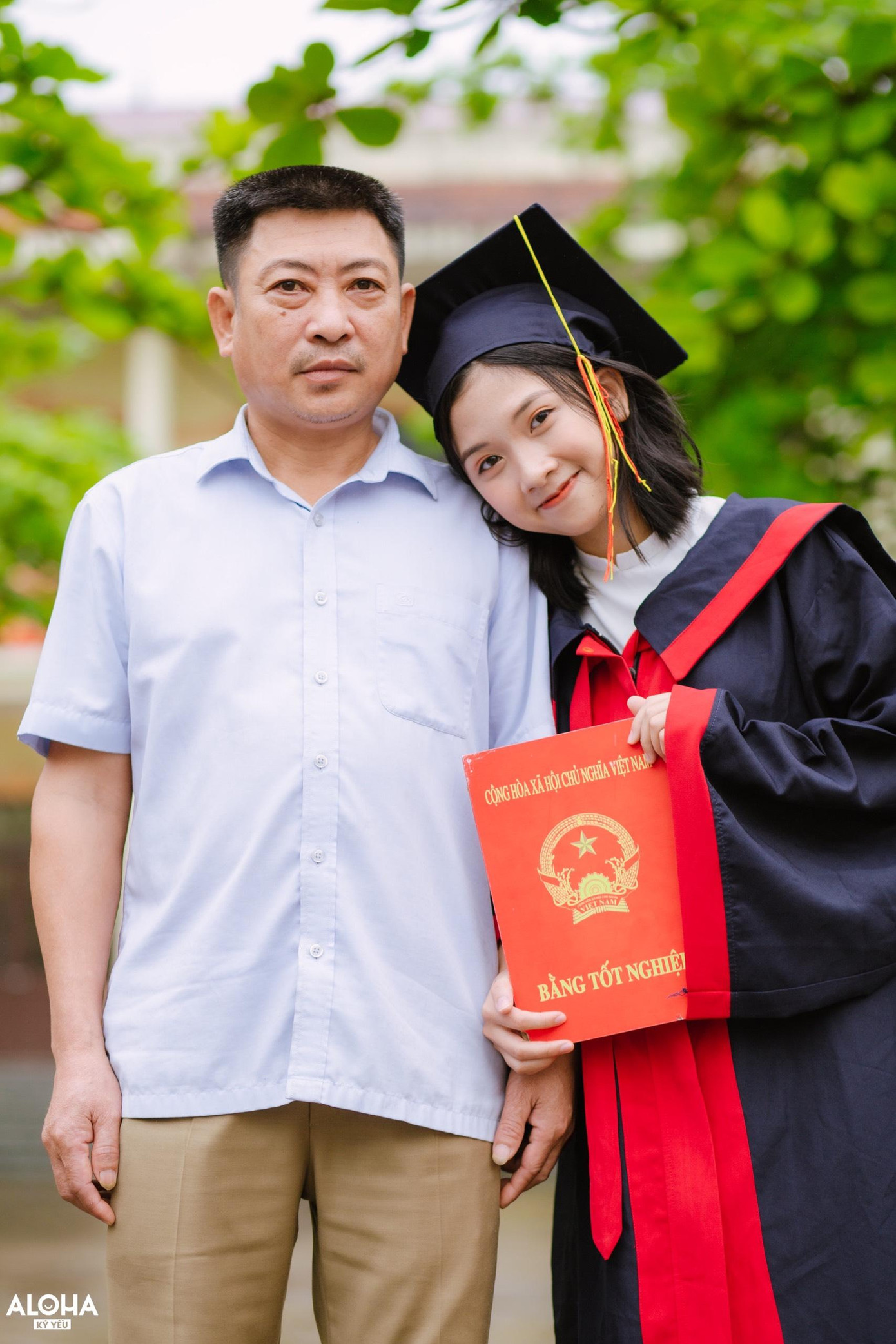 Thu Phương bên bố của mình trong Lễ Tốt nghiệp lớp 12. Thu Phương bên bố của mình trong Lễ Tốt nghiệp lớp 12.