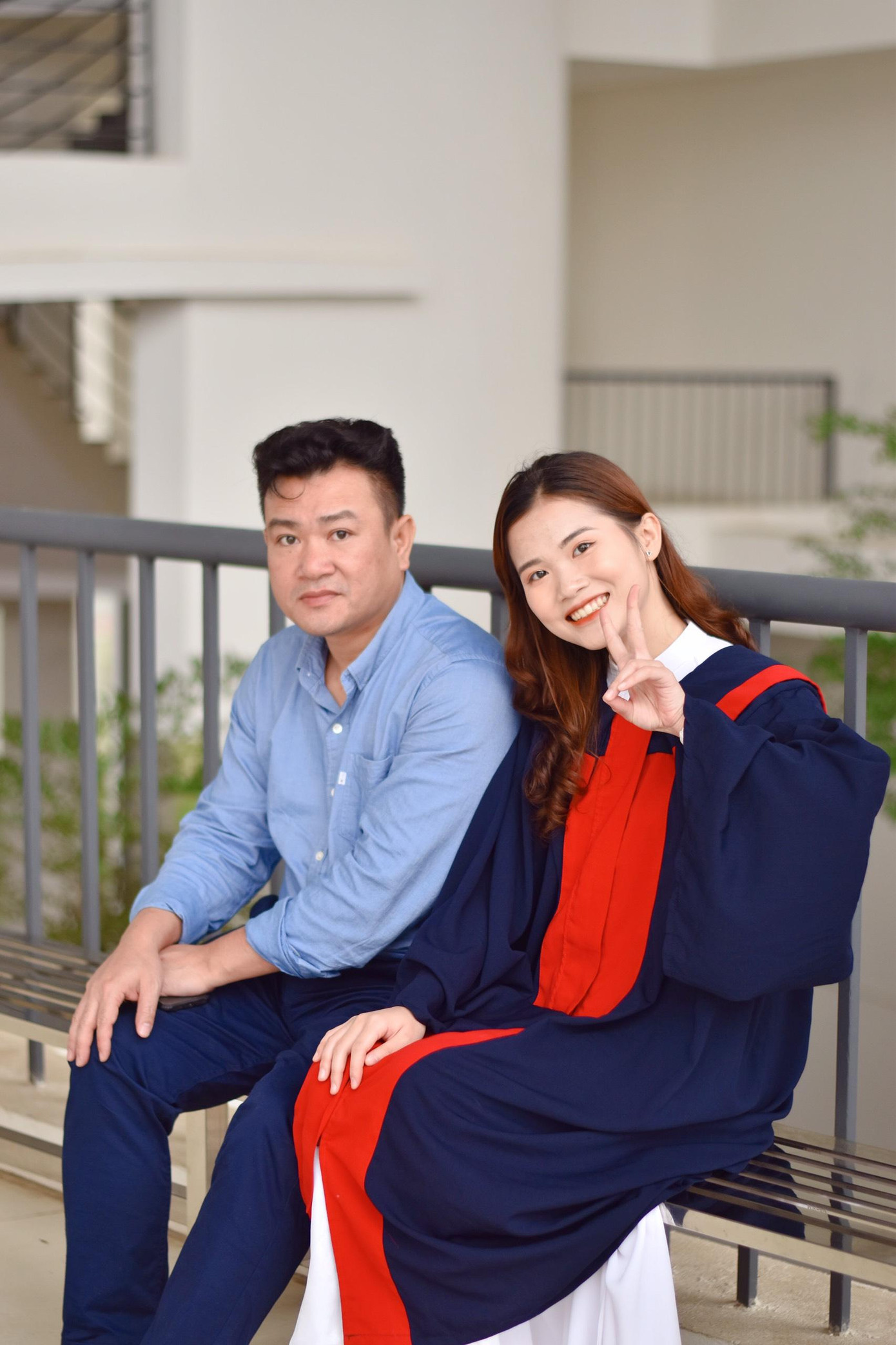 Châu Băng chụp ảnh cùng bố của mình.