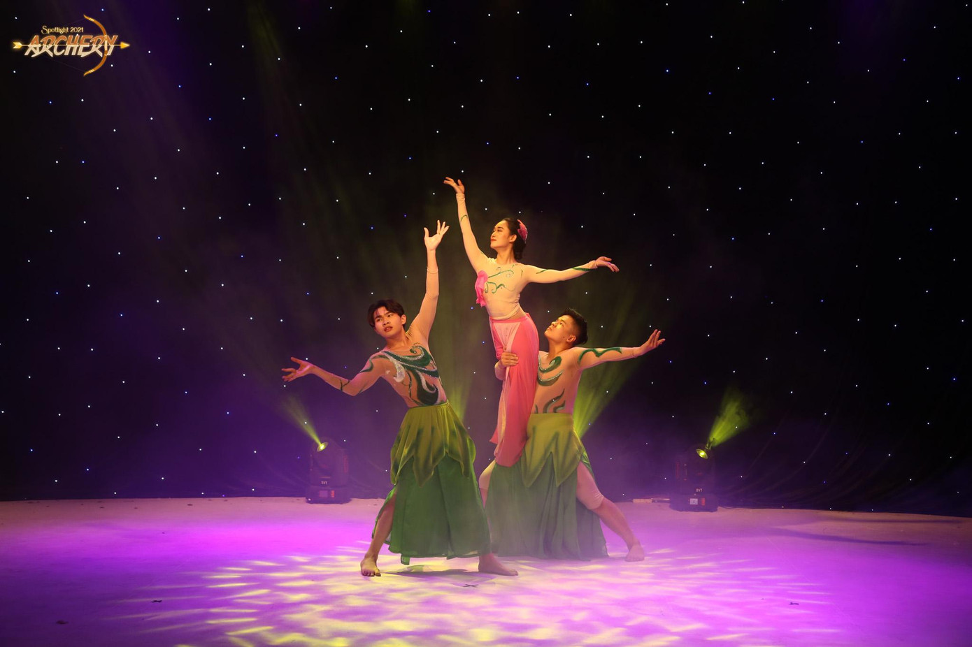 Những điệu múa uyển chuyển đậm đà bản sắc dân tộc.