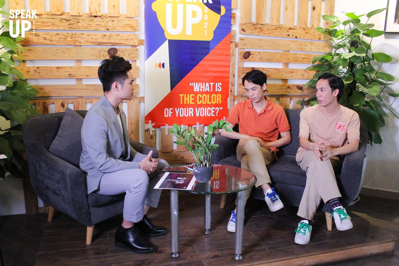 Thí sinh Tiến Long được thử sức làm MC trong talkshow cùng 1977 Vlog