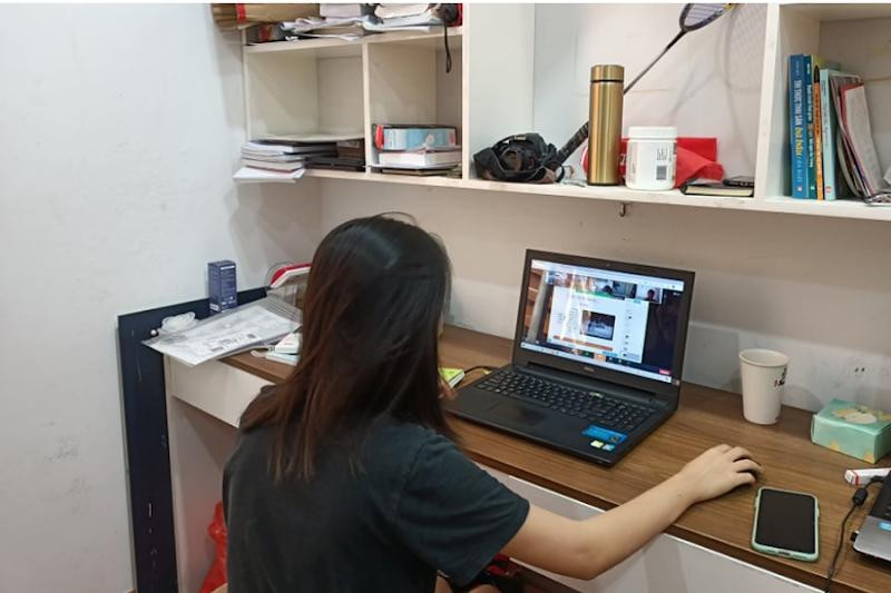 Tân sinh viên tham gia học trực tuyến đầu khóa.