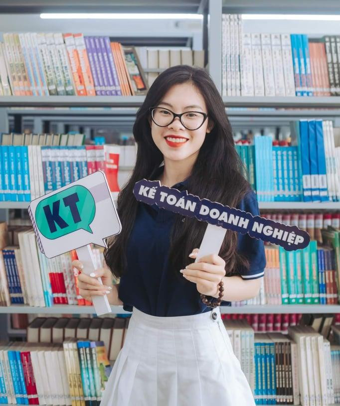 Cô bạn thử sức với vai trò Sứ giả truyền thông chương trình Chất lượng cao, Học viện Tài chính. Cô bạn thử sức với vai trò Sứ giả truyền thông chương trình Chất lượng cao, Học viện Tài chính.