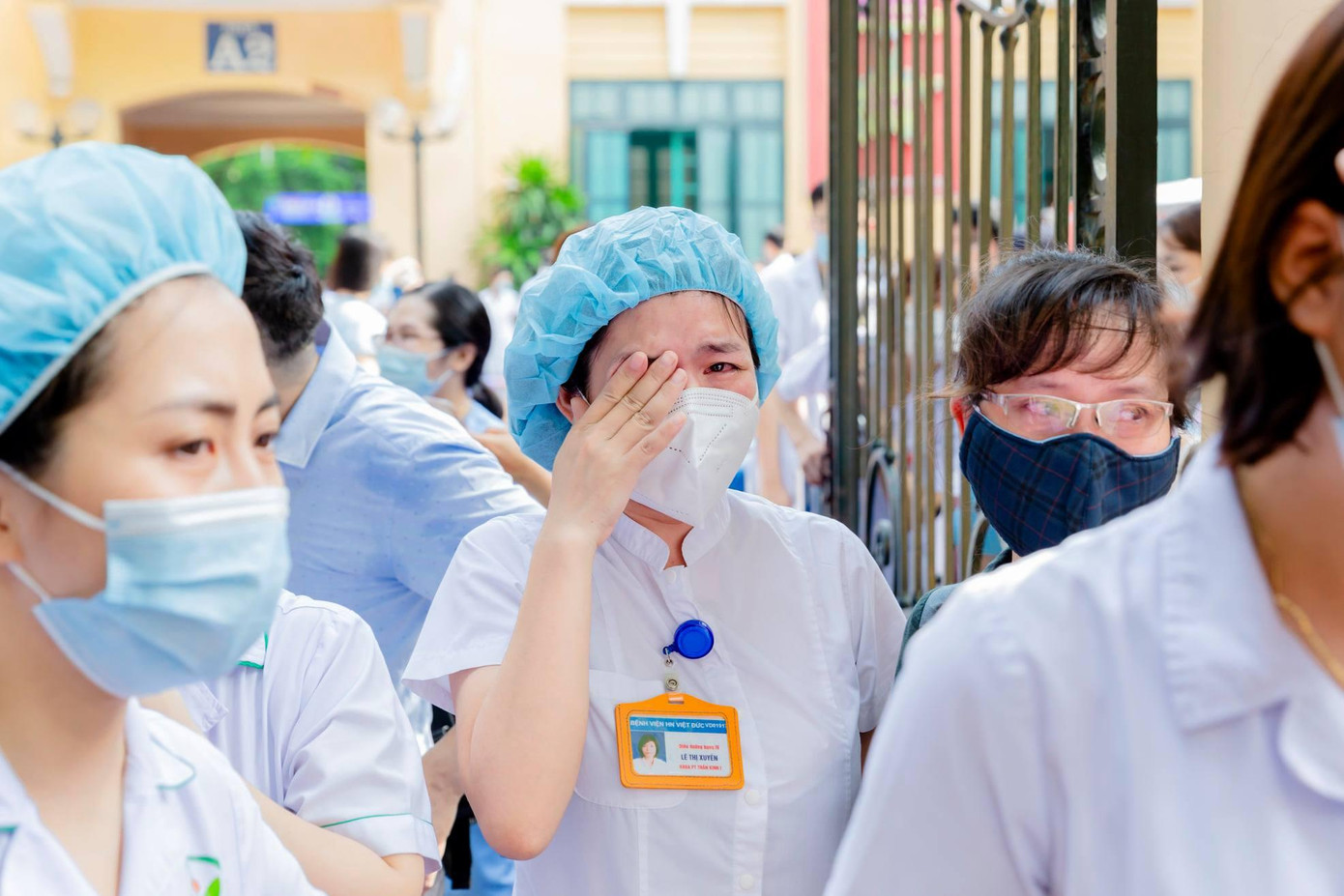 Giây phút chia tay đầy của đồng nghiệp, những cái ôm thật chặt và cả những gọt nước mắt cùng với lời chúc súc khỏe và hoàn thành nhiệm vụ.