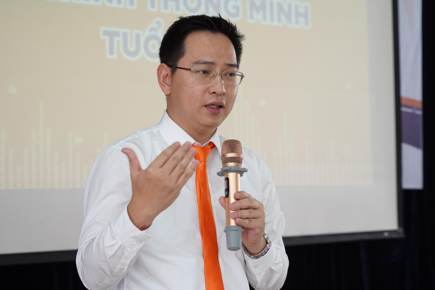 TS. Nguyễn Việt Anh khẳng định việc hiểu biết về tài chính càng sớm, càng đảm bảo cho sự thành công của các bạn trẻ trong tương lai TS. Nguyễn Việt Anh khẳng định việc hiểu biết về tài chính càng sớm, càng đảm bảo cho sự thành công của các bạn trẻ trong tương lai