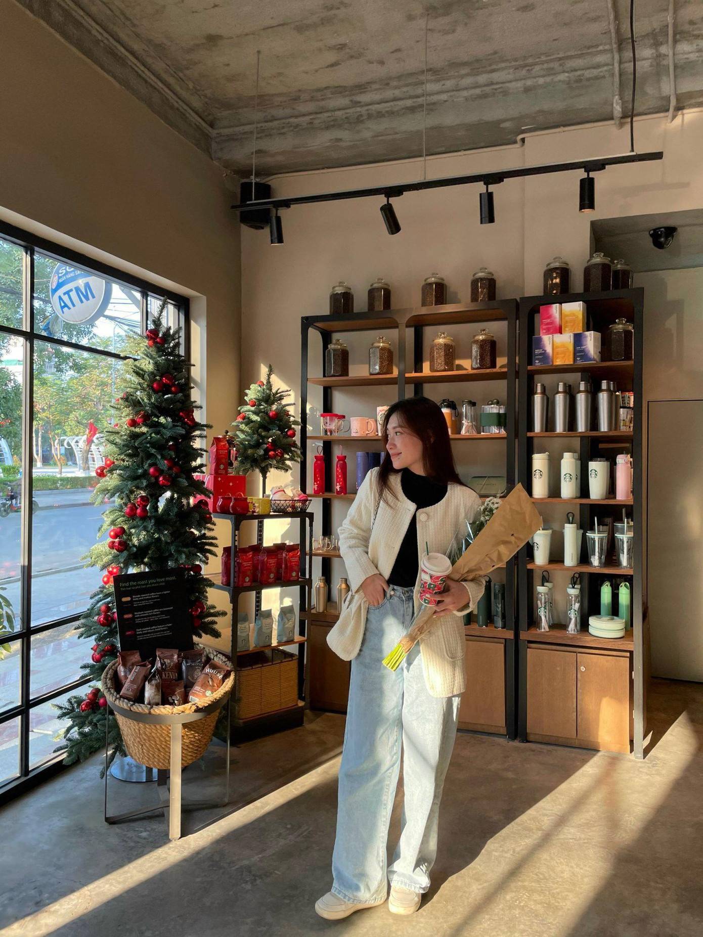 “Noel là một trong những dịp mình yêu thích và mong chờ nhất. Năm 2021, chúng ta đã trải qua rất nhiều biến động bởi dịch bệnh COVID-19, mình xin chúc tất cả mọi người có dịp lễ Giáng sinh bình an và luôn luôn hạnh phúc. Cầu cho dịch bệnh mau qua đi để chúng ta sẽ có một cuộc sống ý nghĩa và nhiều niềm vui hơn” – Hoàng Hà bày tỏ.