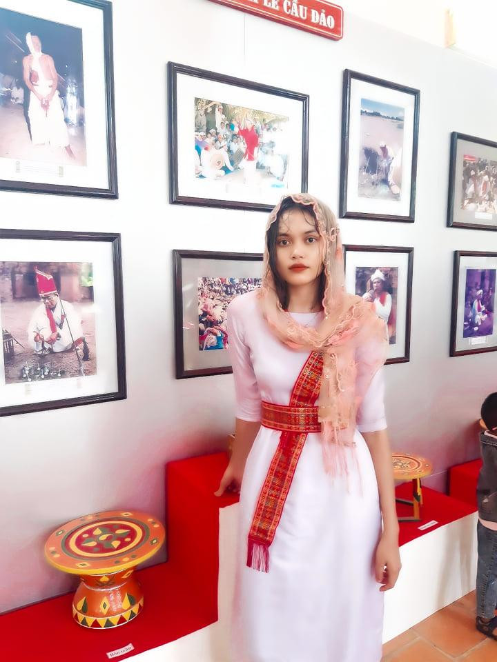 Cô gái dân tộc Chăm sẽ nỗ lực hết mình tại cuộc thi để có thể mang lại tiếng nói cho các cô gái dân tộc thiểu số Cô gái dân tộc Chăm sẽ nỗ lực hết mình tại cuộc thi để có thể mang lại tiếng nói cho các cô gái dân tộc thiểu số