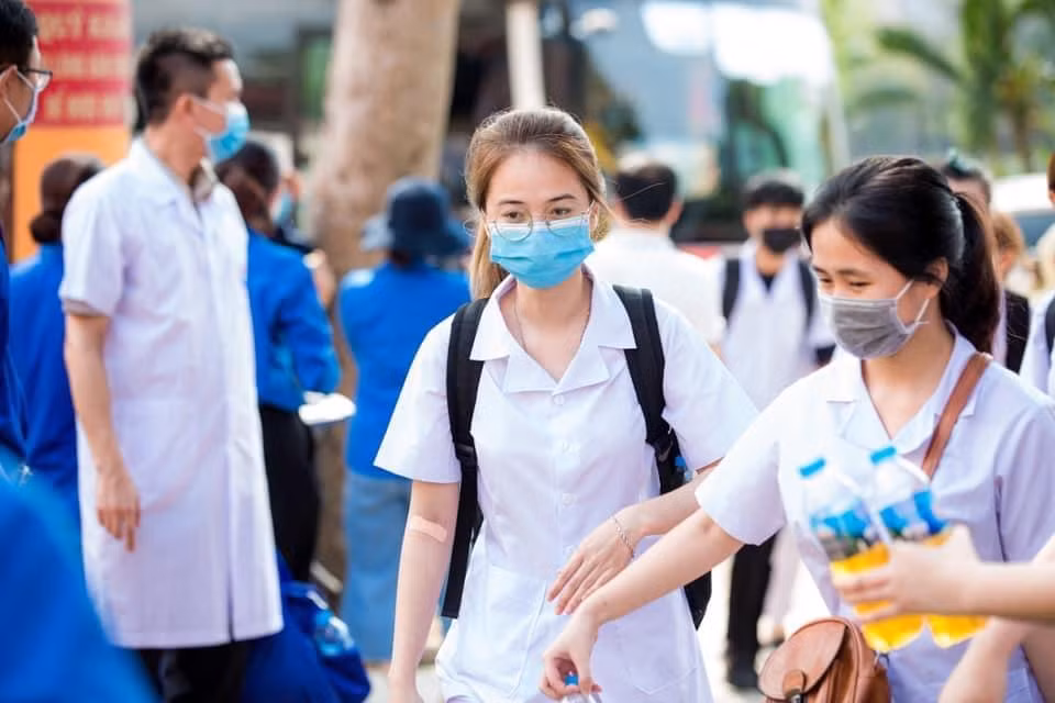 Hình ảnh Diệu Linh xung phong đi hỗ trợ Bắc Giang chống dịch khi vừa tham gia hiến máu tình nguyện (tay phải của Diệu Linh vẫn còn dán băng cá nhân). Hình ảnh Diệu Linh xung phong đi hỗ trợ Bắc Giang chống dịch khi vừa tham gia hiến máu tình nguyện (tay phải của Diệu Linh vẫn còn dán băng cá nhân).