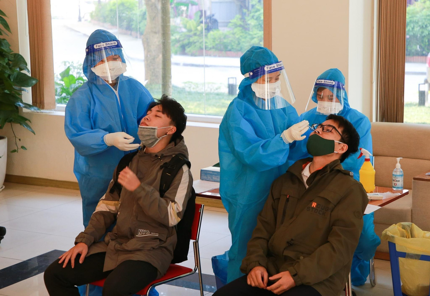 Cán bộ, sinh viên tham dự buổi lễ thực hiện khai báo y tế và test nhanh COVID-19. Cán bộ, sinh viên tham dự buổi lễ thực hiện khai báo y tế và test nhanh COVID-19.