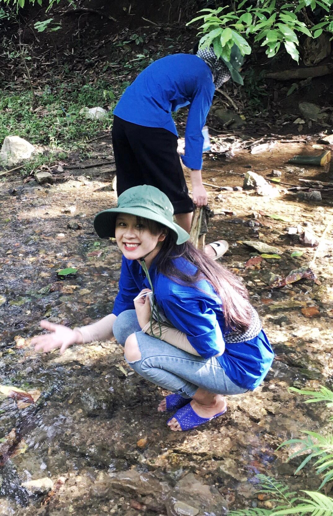 Xuân Quỳnh tích cực tham gia các hoạt động tình nguyện cộng đồng và phong trào trường lớp.