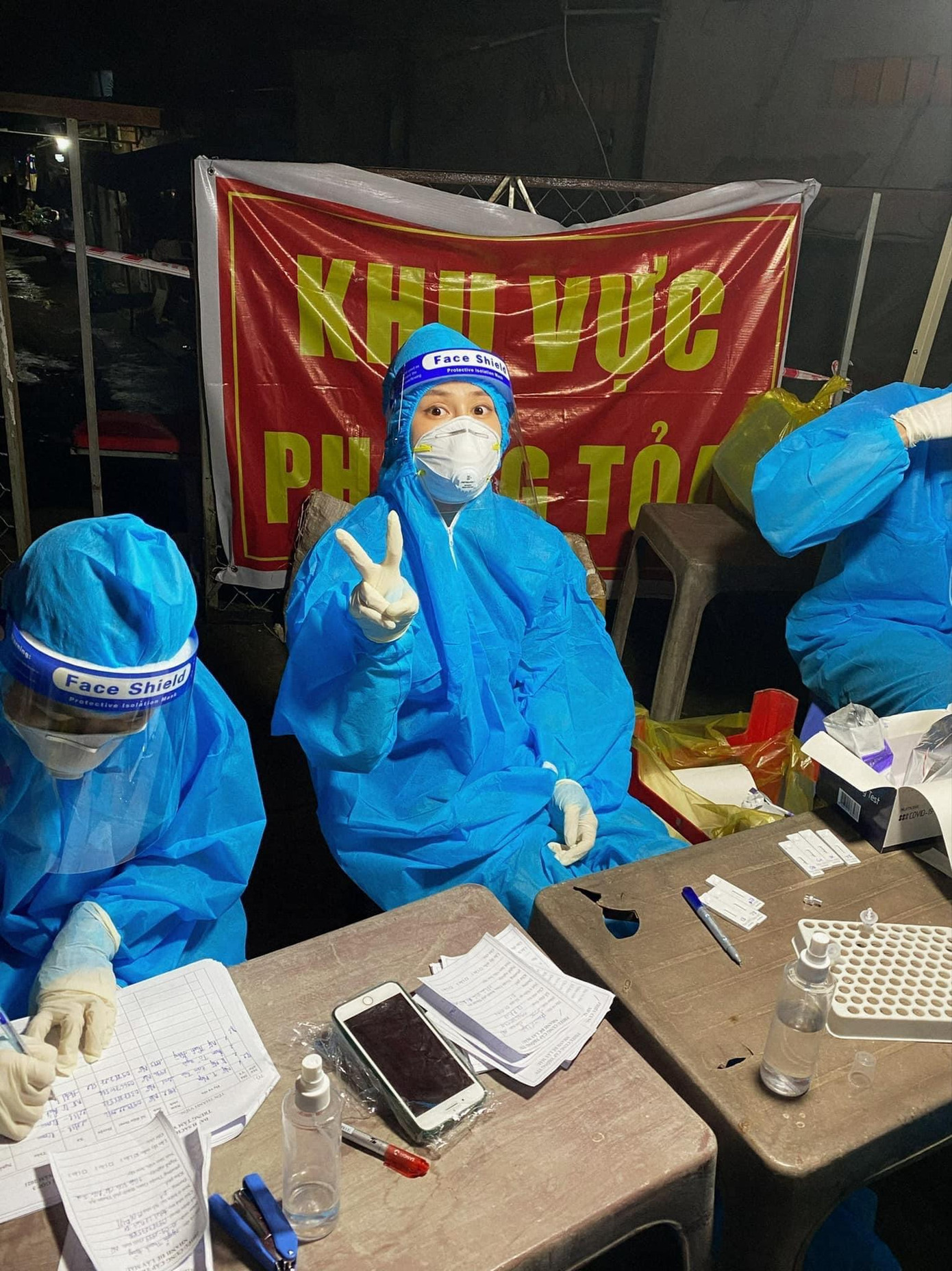 Ngân trong đội lấy mẫu bóc tách F0 ra khỏi cộng đồng.