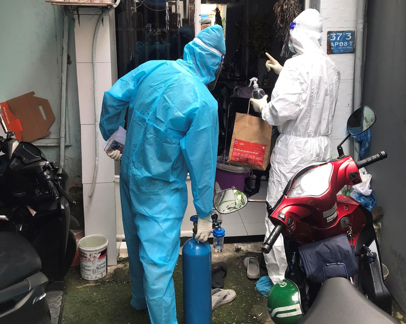 Đội cấp cứu lưu động đem bình Oxy tới từng nhà bệnh nhân F0 (Ẩnh: NVCC) Đội cấp cứu lưu động đem bình Oxy tới từng nhà bệnh nhân F0 (Ẩnh: NVCC)