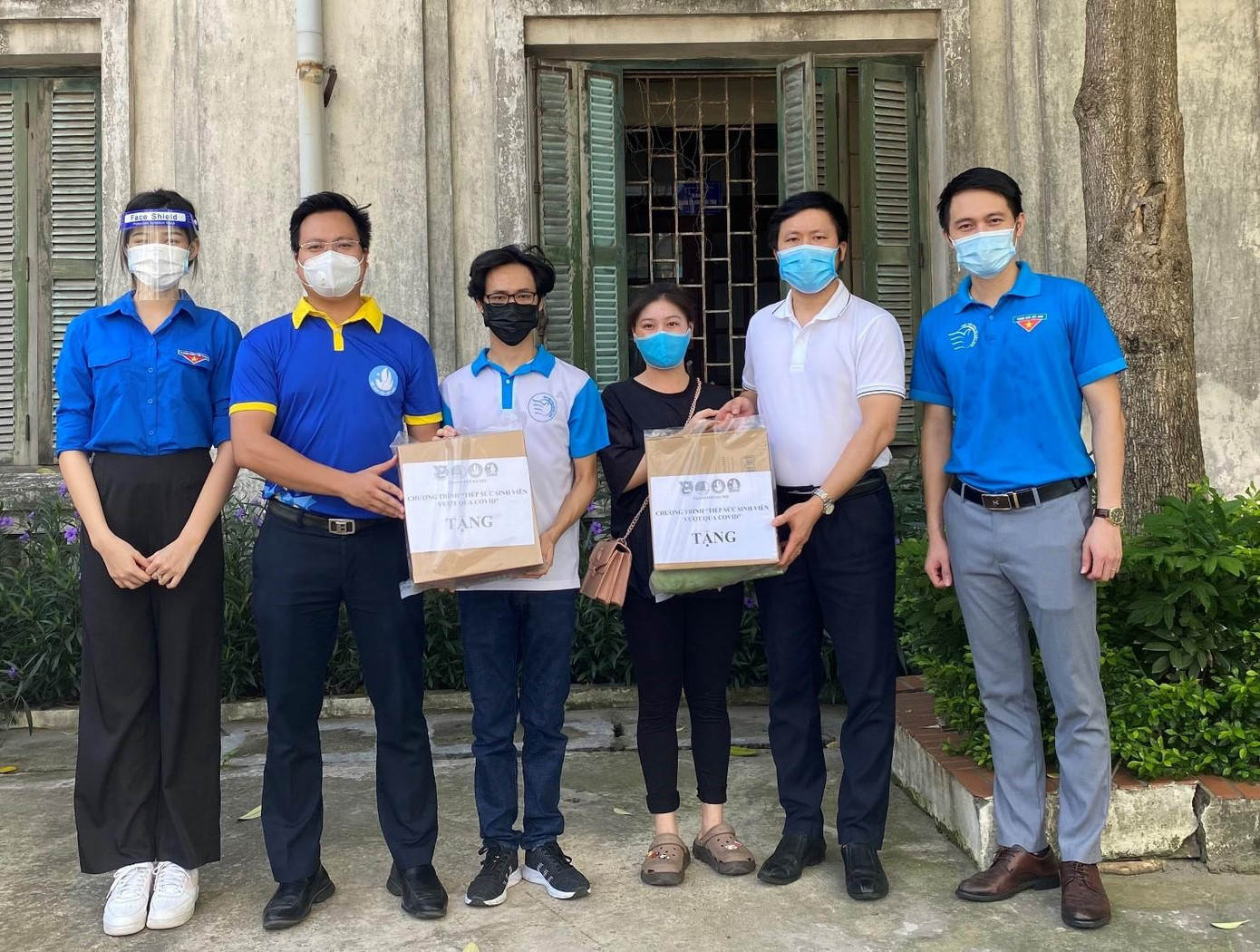 Phó bí thư Thành đoàn Hà Nội Trần Quang Hưng (thứ 2 bên trái) và Hoa hậu Đỗ Thị Hà (thứ nhất bên trái) trao tặng nhu yếu phẩm cho sinh viên trên địa bàn Hà Nội