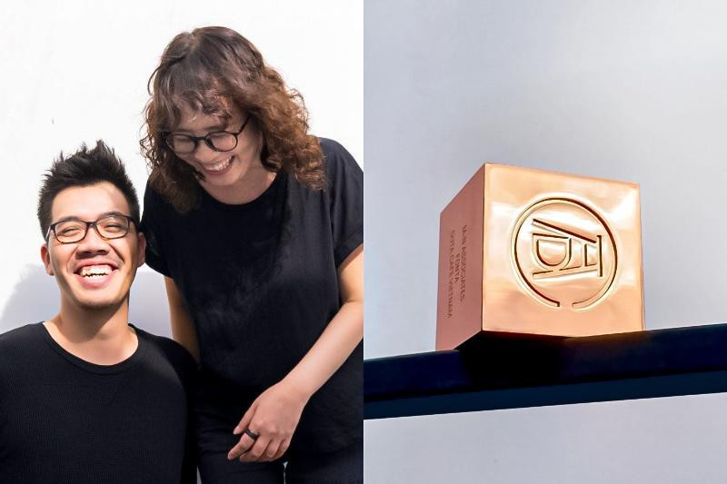 Nguyễn Bảo Anh Duy (bên trái) và cộng sự chị M - Lan đồng sáng lập studio chuyên thiết kế thương hiệu và giải pháp sáng tạo hướng đến hỗ trợ doanh nghiệp trong nước tạo nên những giải pháp ý nghĩa và thiết kế nên các thương hiệu “xịn sò” với thông điệp đầy quyền năng. Nguyễn Bảo Anh Duy (bên trái) và cộng sự chị M - Lan đồng sáng lập studio chuyên thiết kế thương hiệu và giải pháp sáng tạo hướng đến hỗ trợ doanh nghiệp trong nước tạo nên những giải pháp ý nghĩa và thiết kế nên các thương hiệu “xịn sò” với thông điệp đầy quyền năng.