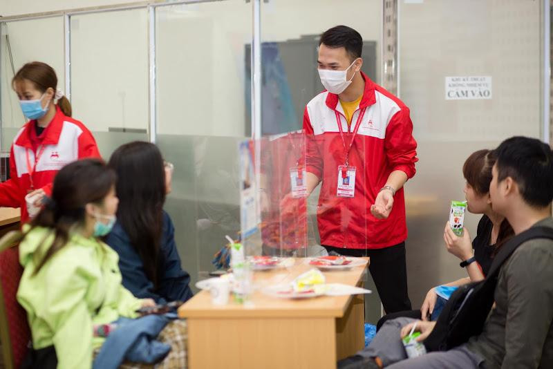 Anh Quân niềm nở trò chuyện và chăm sóc mọi người sau khi hiến máu. (Ảnh: NVCC) Anh Quân niềm nở trò chuyện và chăm sóc mọi người sau khi hiến máu. (Ảnh: NVCC)