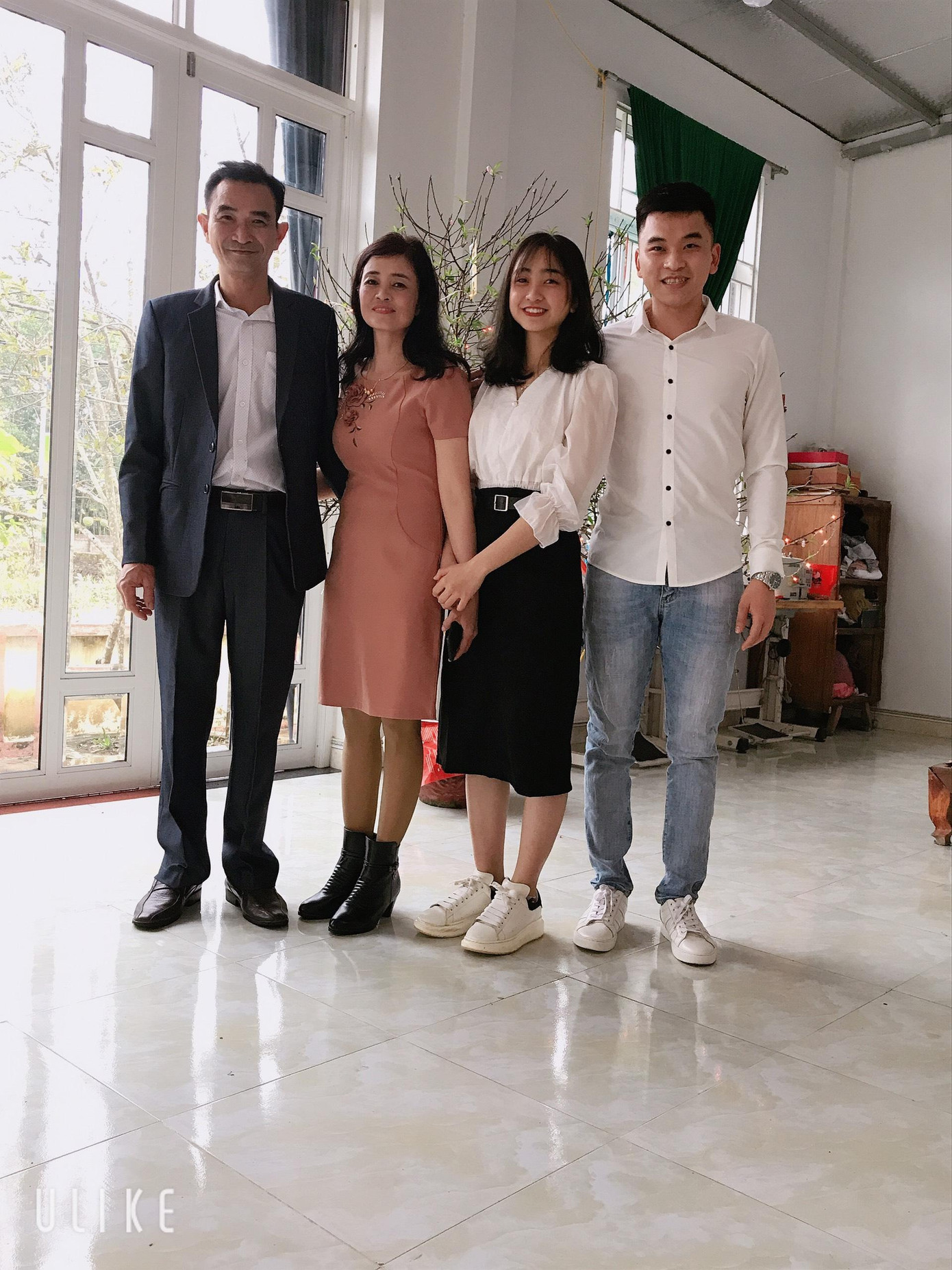 Gia đình Khánh Linh