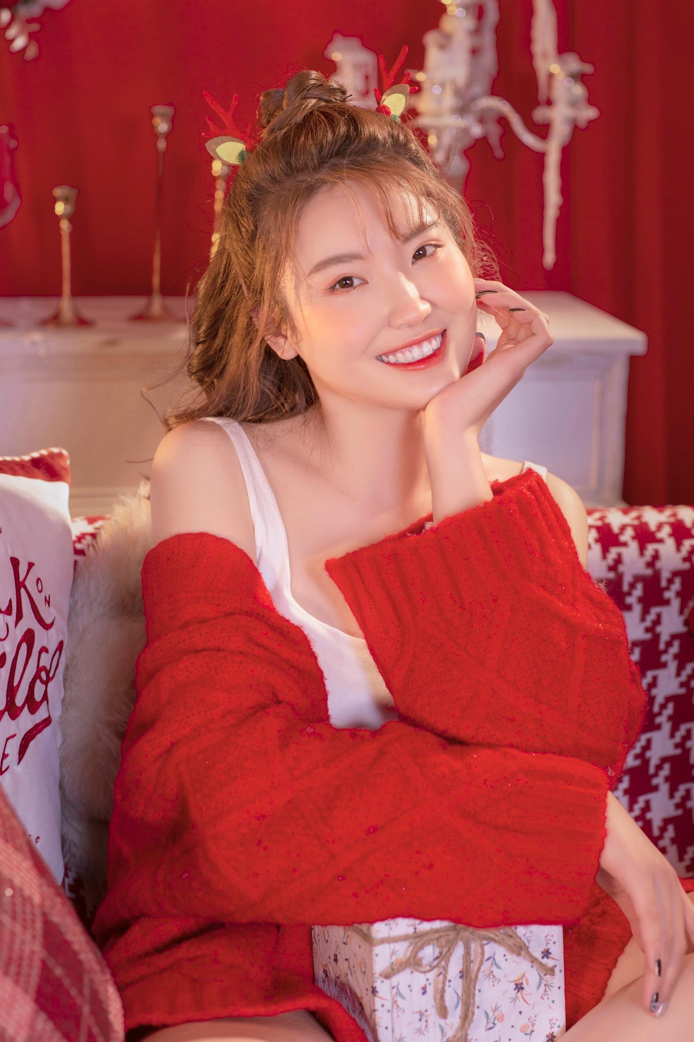 “Lễ Noel là thời điểm chuẩn bị chuyển giao từ năm cũ sang năm mới, giúp mọi người có thể nhìn lại một năm với những kế hoạch đã hoàn thành cùng dự định ấp ủ cho tương lai. Dù không theo đạo Thiên Chúa nhưng mình thích sự ấm áp và không khí nhộn nhịp khắp phố phường Hà Nội cùng những lời chúc ý nghĩa dành cho gia đình, người thân yêu và cả bạn bè” – Ngọc Anh chia sẻ.