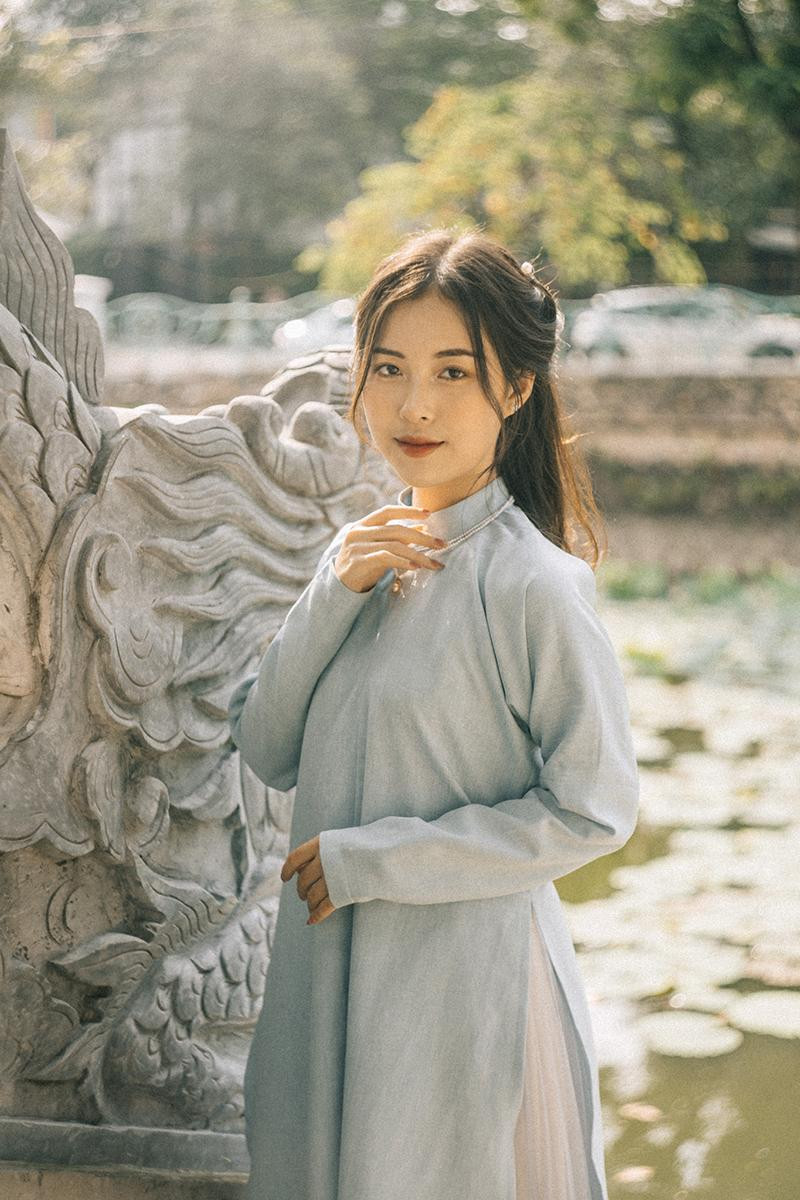 Cô cảm thấy hãnh diện khi được khoác lên người bộ trang phục giống của người Việt thời xưa. Cô cảm thấy hãnh diện khi được khoác lên người bộ trang phục giống của người Việt thời xưa.