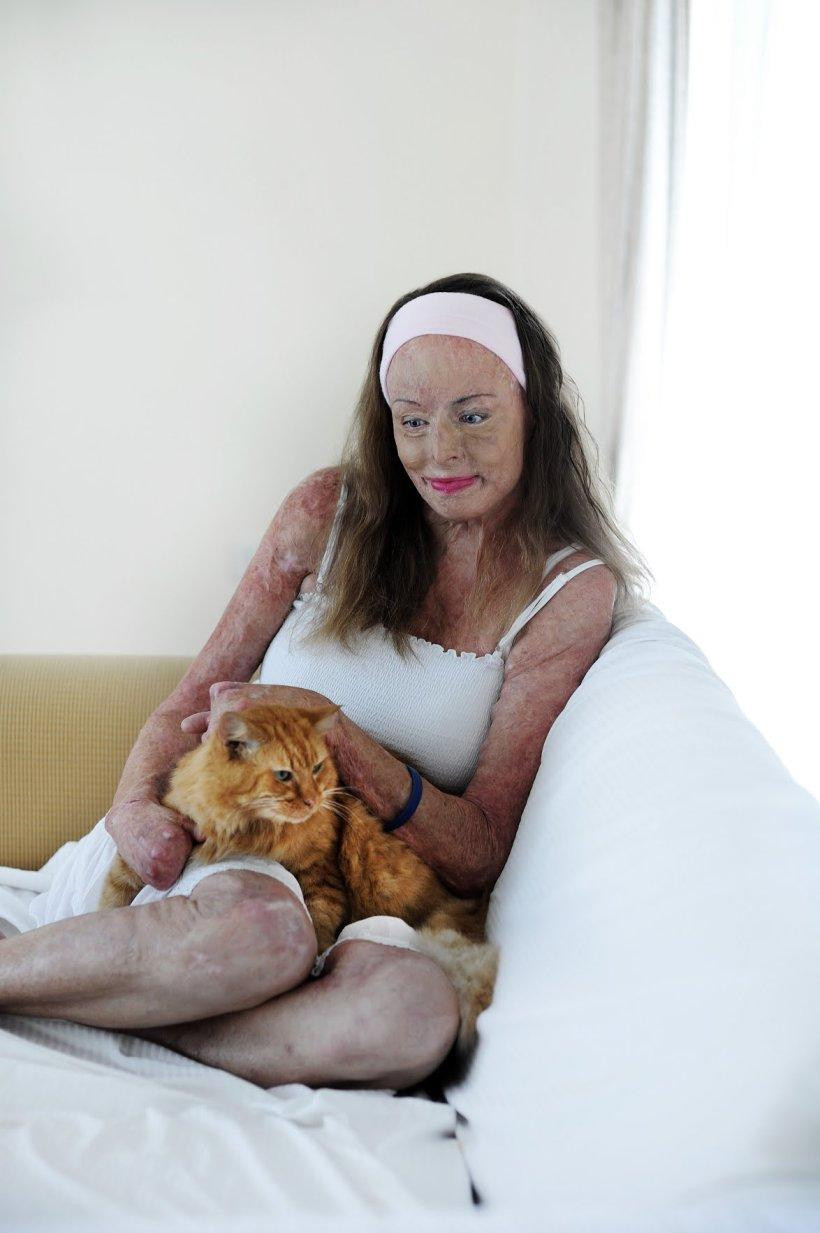 “Điều quan trọng nhất là bạn đang sống với trái tim đập trong lồng ngực, chứ không phải là những lời bàn tán xung quanh. Hãy mạnh mẽ lên! Chấp nhận bản thân và luôn ngẩng cao đầu, hướng về tương lai”